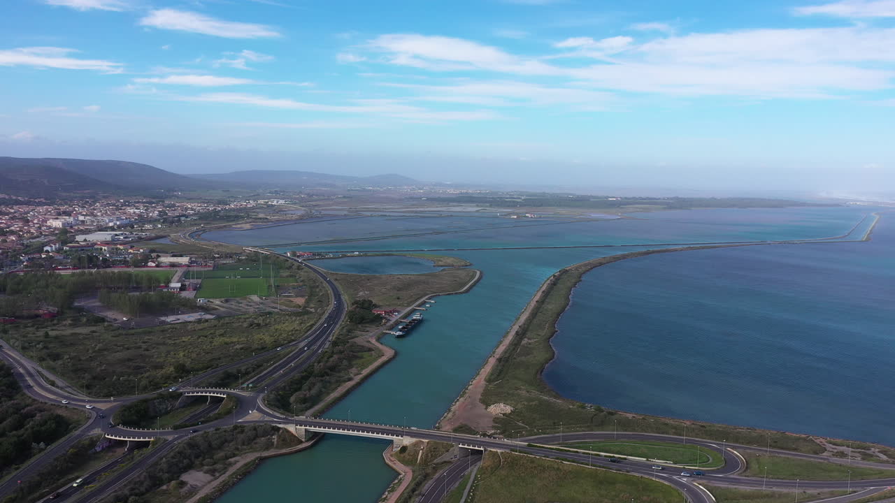 Ripresa aerea della costa di Frontignan in Linguadoca con un canale e uno stagno costiero.