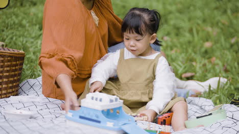 Madre-E-Hija-En-El-Parque