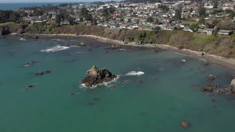 hermoso paisaje de la costa de brookings, oregon. dando vueltas aereas