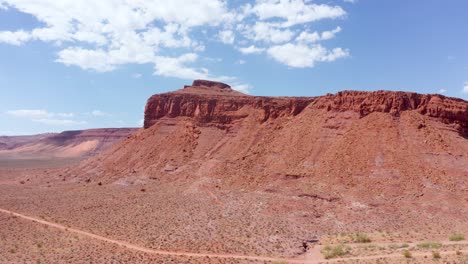 Amplia-Toma-Aérea-Alejándose-De-Las-Montañas-En-El-Valle-De-Huracanes-De-Utah