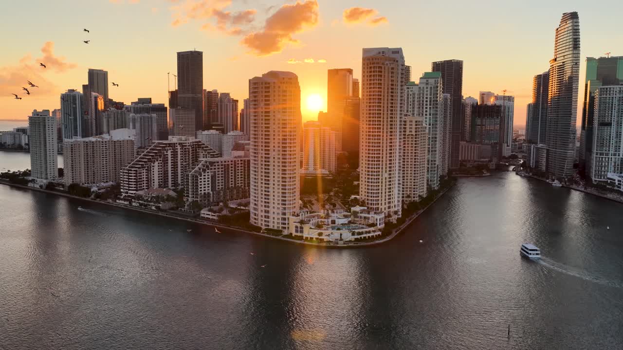 Skyline di Miami Beach a Miami Beach, Florida, Stati Uniti. Tramonto sulla Baia di Biscayne. Paesaggio urbano illuminato. Centro città. Skyline di Miami Beach a Miami Beach, Florida, Stati Uniti. Incredibile cielo al tramonto