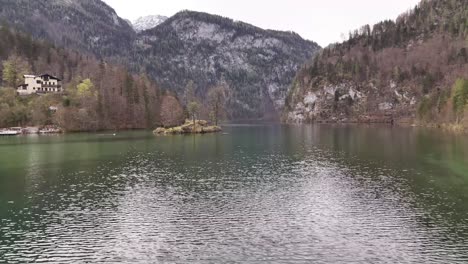 hermosa vista del lago konigssee cerca de la ciudad de berchtesgaden en los alpes de baviera, alemania