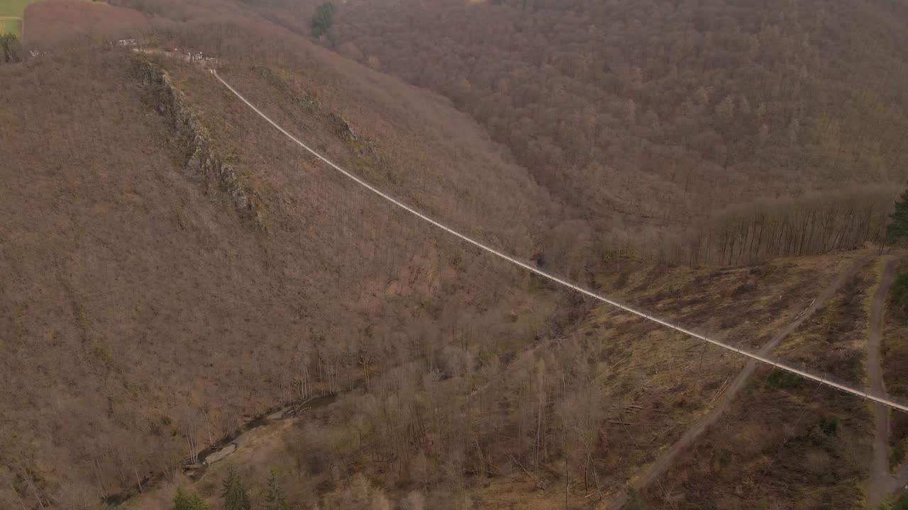 puente colgante increíblemente largo que cuelga sobre un cañón marrón profundo durante el invierno en europa