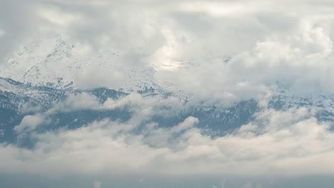 timelapse, nubes y cumbres de montañas cubiertas de nieve, alpes europeos en un día de invierno