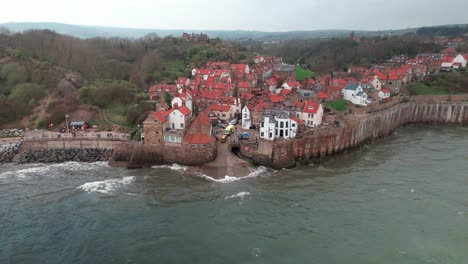 pintoresca bahía de robin hood pintoresca ciudad turística colorido pueblo tejados vista aérea empujando hacia adentro