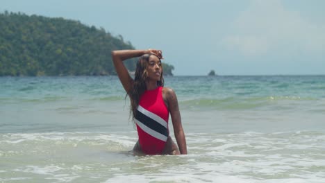 Ein-Junges-Mädchen-Im-Bikini-Mit-Der-Flagge-Von-Trinidad-Entspannt-An-Einem-Strand-An-Der-Nordküste-Von-Trinidad-In-Der-Karibik