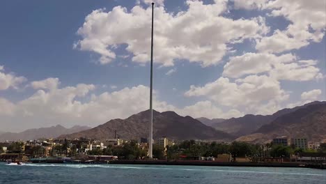 Toma-De-Lapso-De-Tiempo-Del-Asta-De-La-Bandera-En-El-Puerto-De-Aqaba,-Jordania