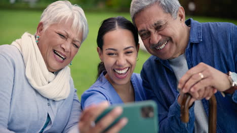 Enfermera,-Personas-Mayores-Y-Selfie-Divertido-Con-Paz