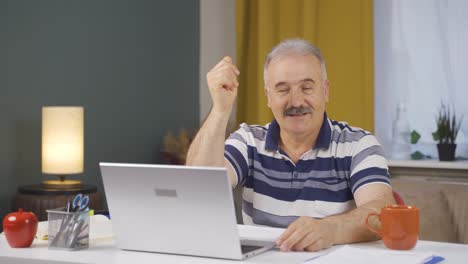 home office worker old man coming up with idea looking at camera.