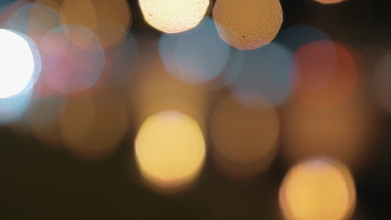 fondo bokeh de la ciudad nocturna y luces de transporte