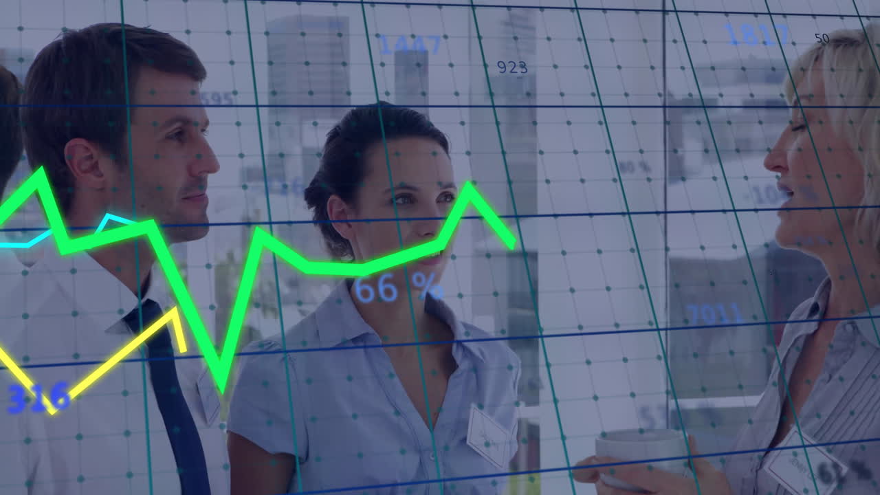 animación de diagramas y procesamiento de datos sobre colegas caucásicos hablando en la oficina