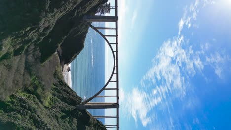 Drone-Volando-Debajo-De-Un-Puente-En-La-Icónica-Autopista-101-Cerca-De-Big-Sur-California