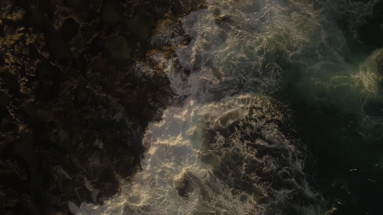 las olas del mar mediterráneo bañan la costa rocosa de malta al amanecer