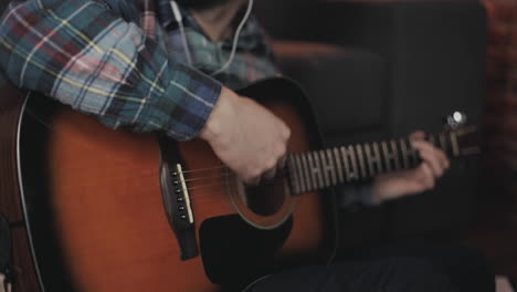 tocando la guitarra