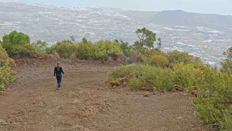 mujer casual caminando por el camino de senderismo en las montañas de tenerife