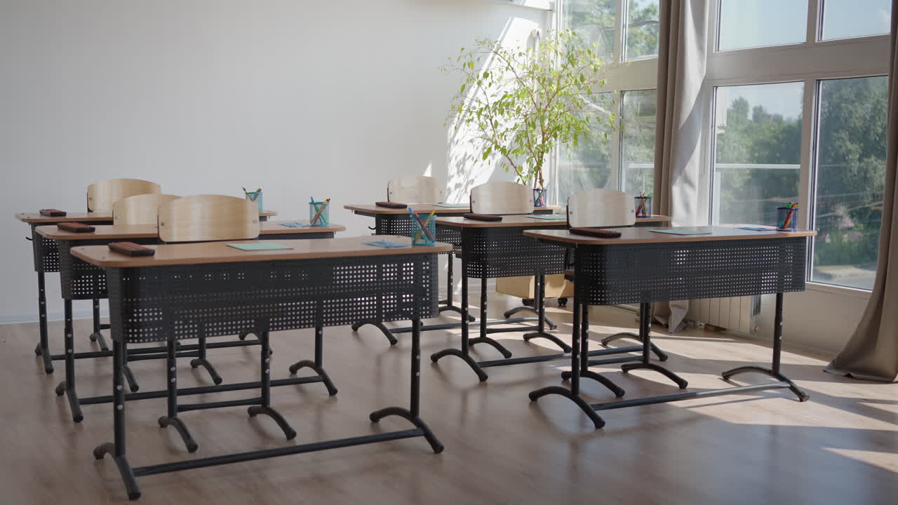 전염병 기간 동안 마스크와 사회적 거리로 학교 사무실. 학교는 코로나바이러스 전염병과 전염병의 모드에서 일하기 위해 준비하고 있습니다. 학교 교실의 내부