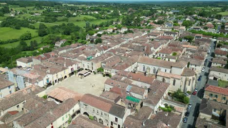 Schwenkdrohne,-Luftaufnahme-Der-Stadt-Monpazier-In-Frankreich