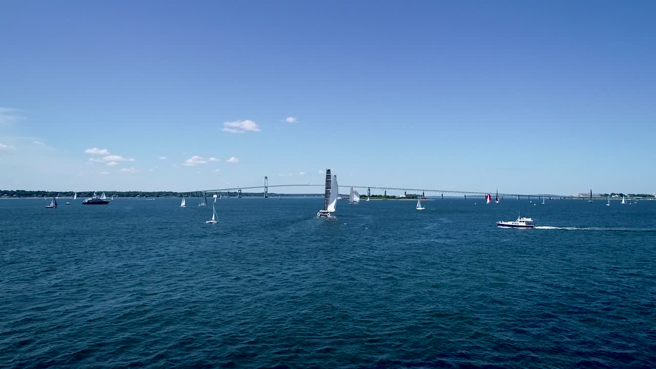 후지산에 들어오고 나가는 요트