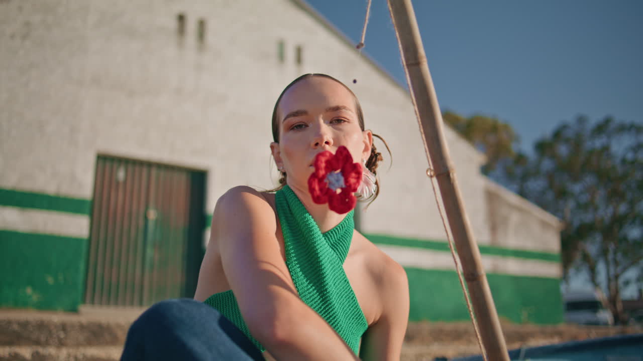 retrato de una mujer hermosa posando a la luz del sol de verano. chica de campamento relajada con vara