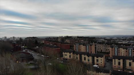 glasgow, escocia paisaje de la ciudad de un nuevo complejo de apartamentos área suburbana en un día nublado en el reino unido