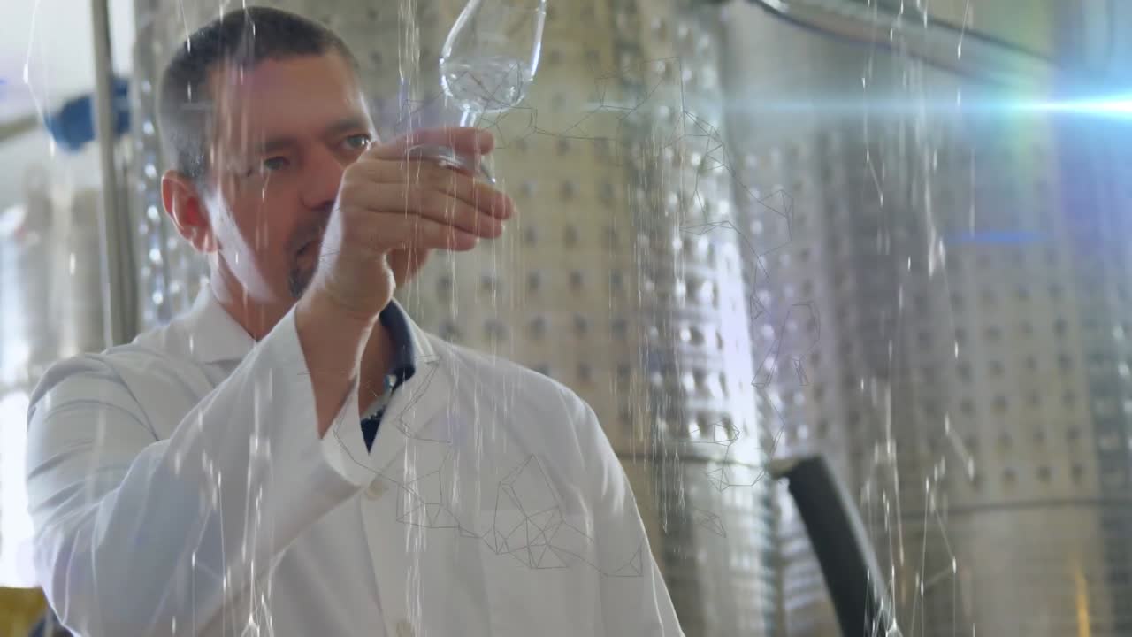 animación de la red de conexiones y rastros de luz sobre el científico caucásico masculino