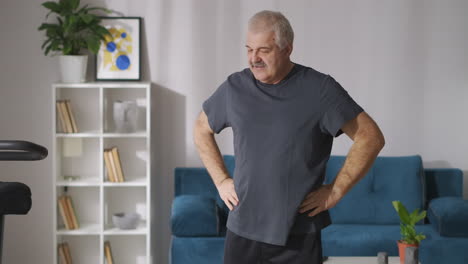 hombre de mediana edad está haciendo actividad deportiva en casa prevención de la osteocondrosis en la mediana edad gimnasia para la columna vertebral