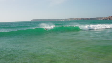 antena: surfistas en sagres durante un día soleado