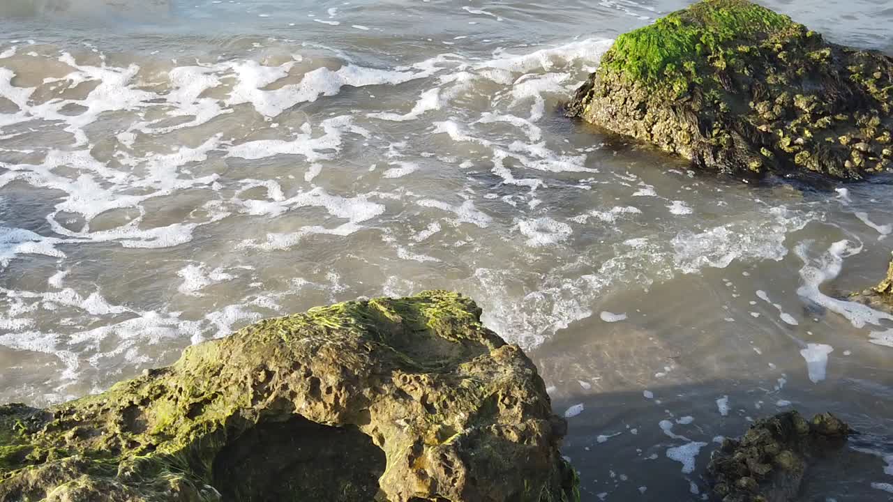 este es un video en cámara lenta de olas chocando contra rocas en galveston texas