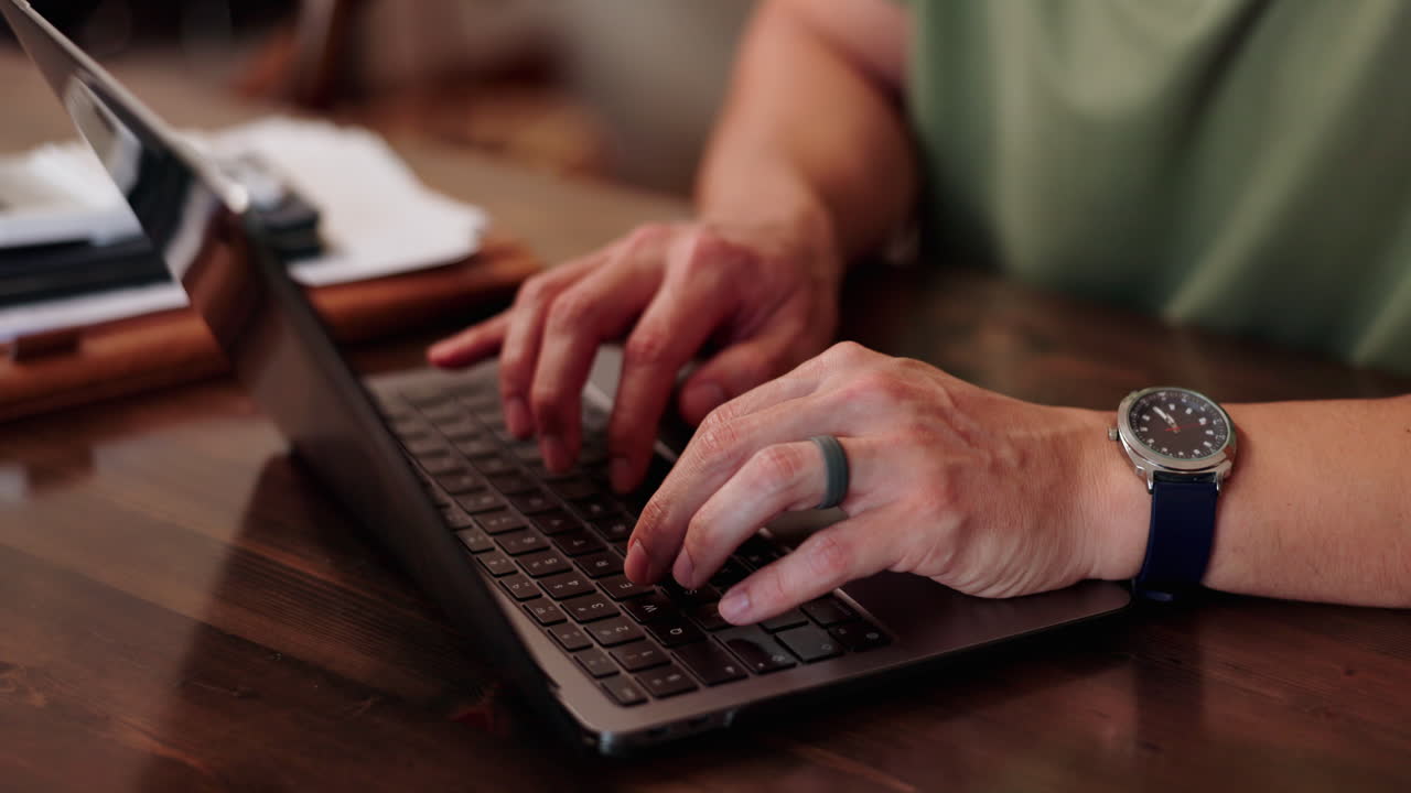 Persona escribiendo en la computadora portátil