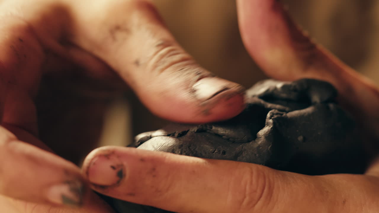 las manos de arcilla oscura