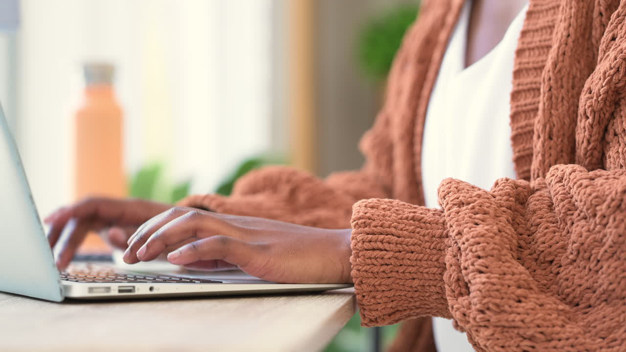 periodista escribiendo un informe en una computadora portátil