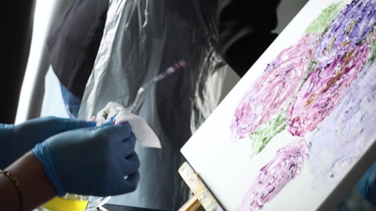 Pittura astratta in corso