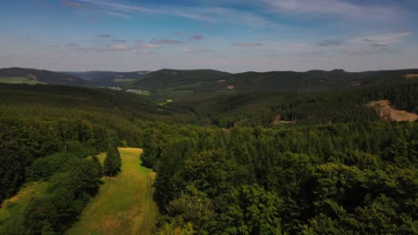 Drohnenaufnahme,-Die-über-Baumkronen-Fliegt,-Naturhintergrundaufnahmen