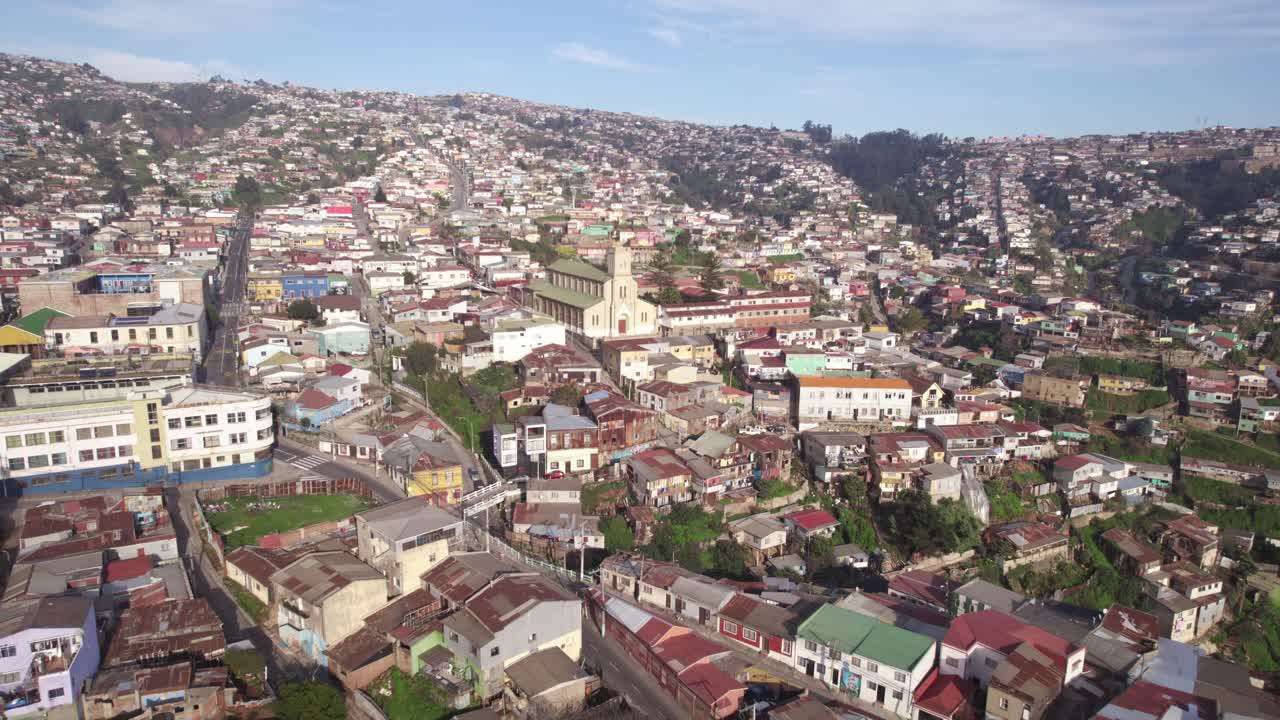 vista aérea de la ciudad de valparaíso en la ladera en un día soleado