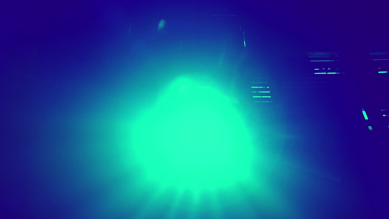 디스코 나 콘서트 를 위한 스 ⁇  라이트 가 카메라 를 향해 곧바로 빛나고 있다