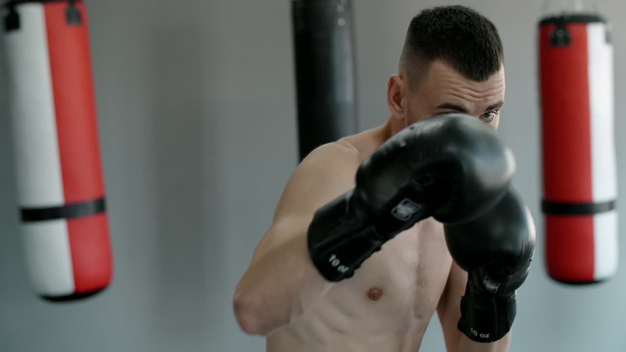 체육관에서 권투하는 남자