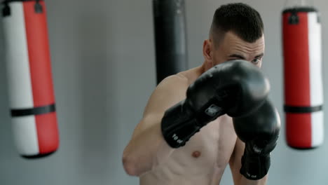 hombre de boxeo en el gimnasio