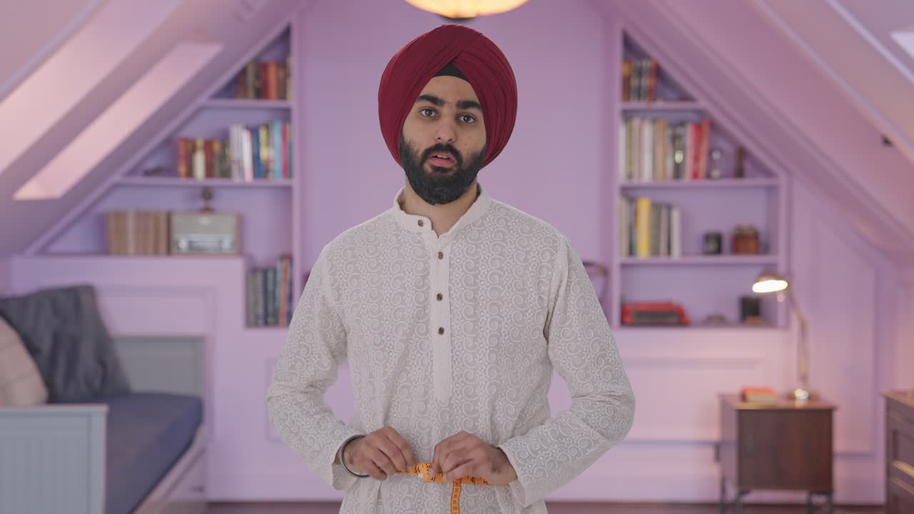 sad sikh hombre indio midiendo la cintura usando cinta de pulgada