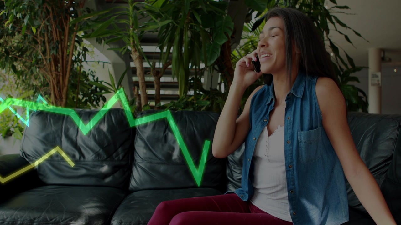 Donna che tiene il telefono all'orecchio, ridendo sul divano, con una forma d'onda al neon animata che visualizza l'audio per la tecnologia.