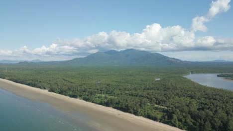 hermosa vista de verano de ariel en la playa de pugu semata, lundu sarawak