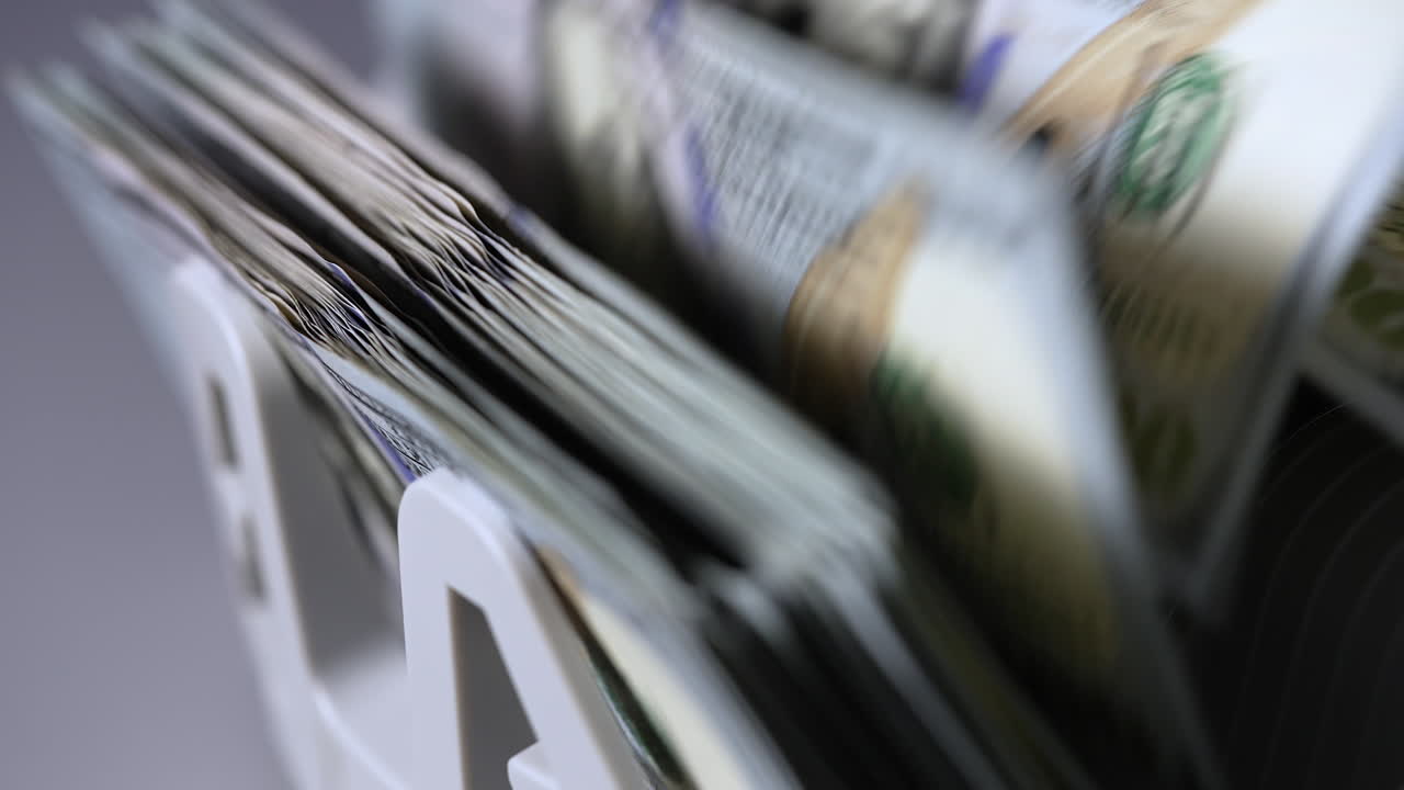 Macchina automatica per operazioni finanziarie bancarie. La macchina contabanconote conta le banconote