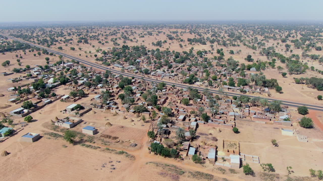 Il villaggio di Sabalari è un tranquillo insediamento rurale situato nello stato di Jigawa, nella Nigeria nord-occidentale, noto per la sua comunità affiatata e lo stile di vita tradizionale. Vista aerea