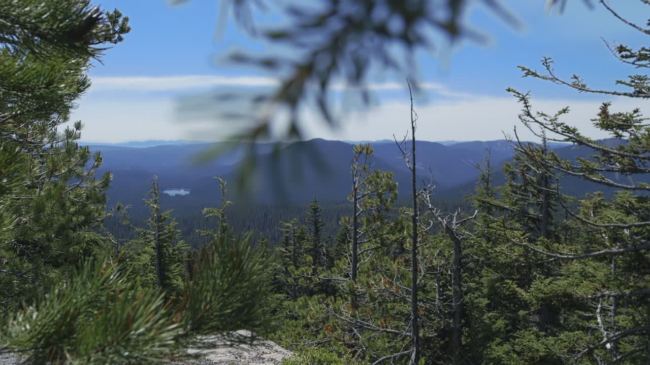 amplio plano rodante para revelar el paisaje de montaña