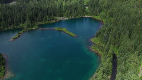 Imágenes-Serenas-Tomadas-Con-Un-Dron-De-Un-Lago-De-Montaña