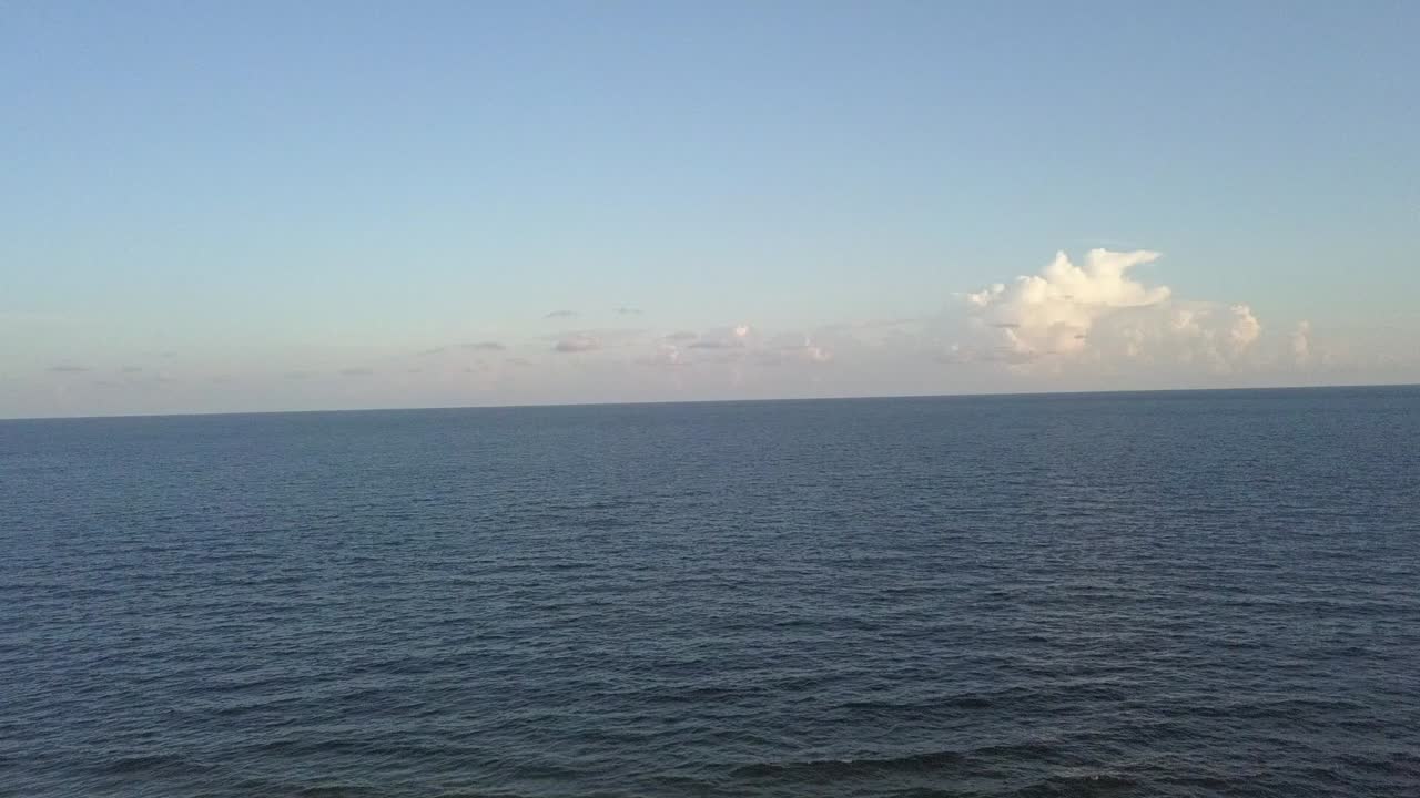 interminables olas azules tranquilas hasta donde alcanza la vista -pan ancho