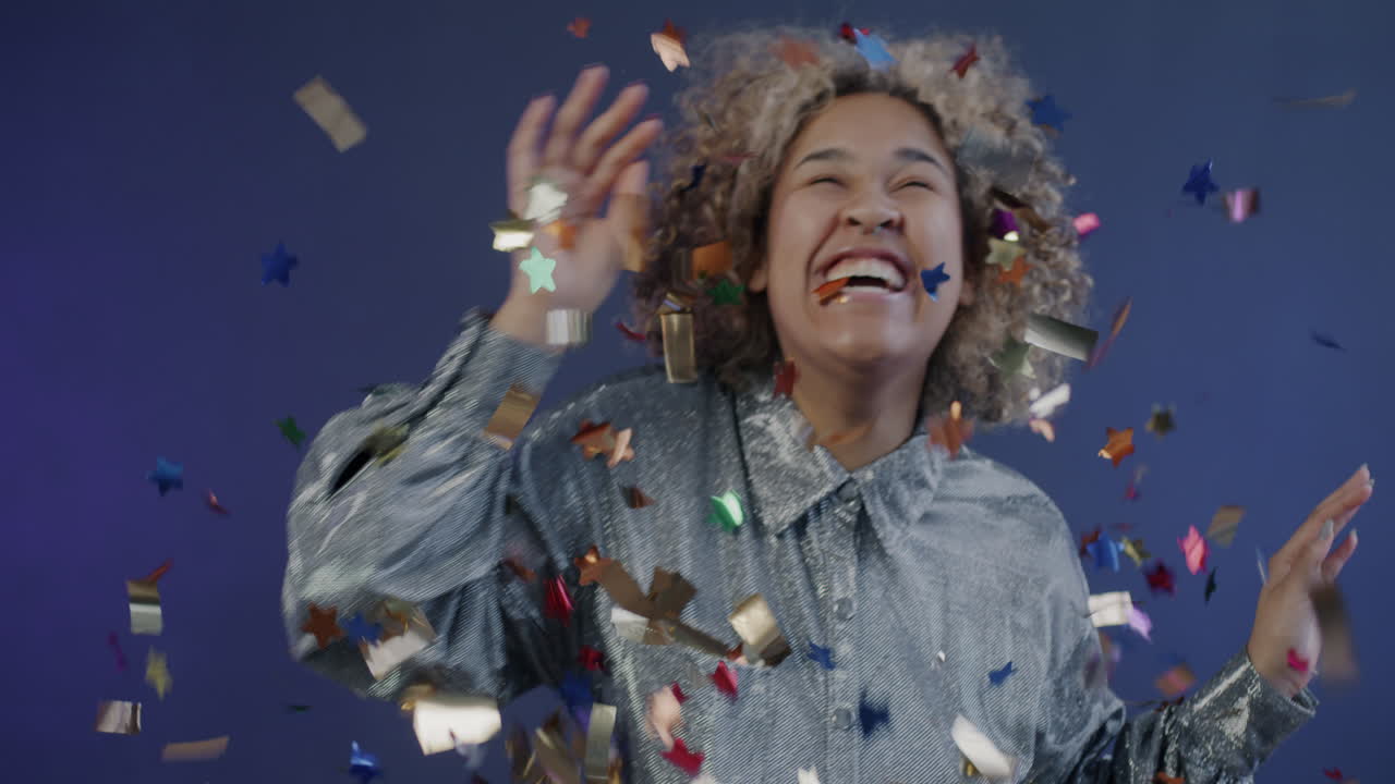 donna che celebra con i confetti