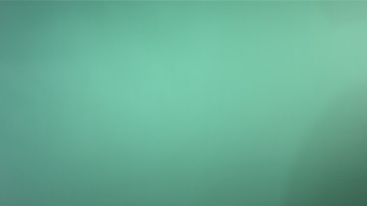 vuelo de la piña en fondo azul turquesa en cámara lenta