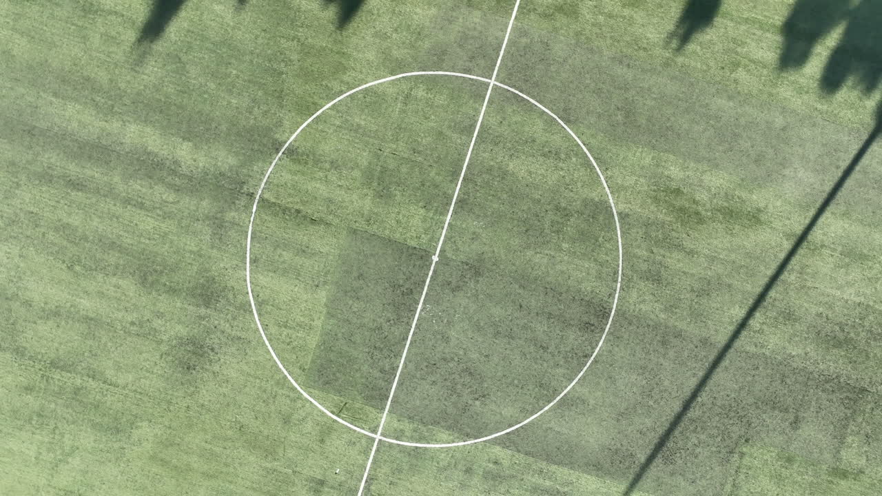 Rekaman udara lepas landas dari lapangan sepak bola sambil berputar.