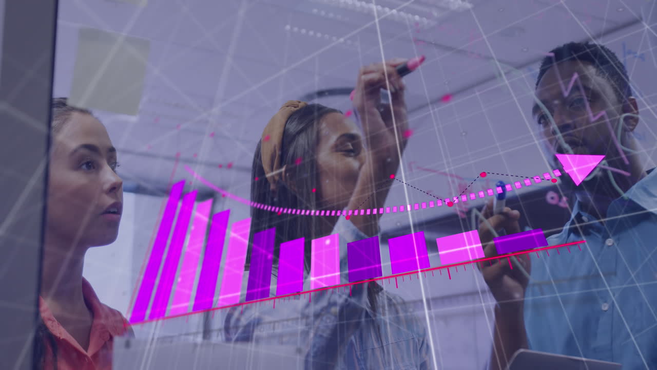 animación del procesamiento de datos financieros sobre diversas personas de negocios en la oficina