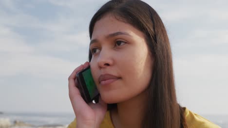 Mujer-Joven-Usando-Su-Teléfono